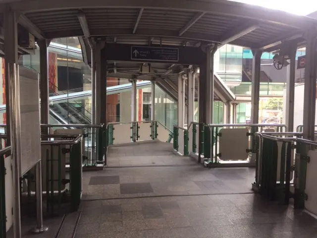 エカマイバスターミナル BTSエカマイ駅 ２番出口 左側の階段を下りる