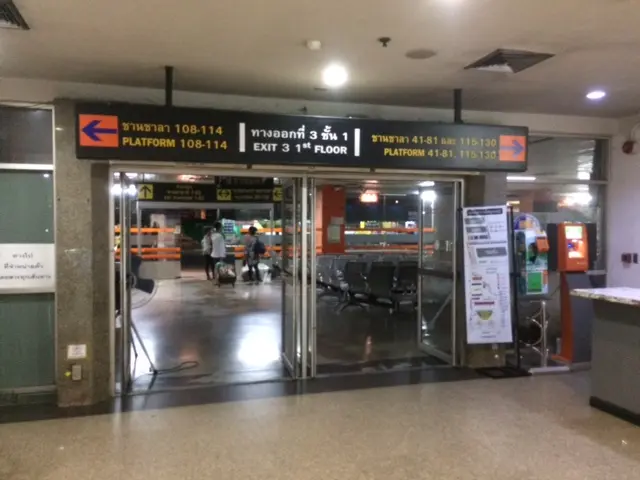 バンコク北（モーチット）バスターミナル プラットホーム入口