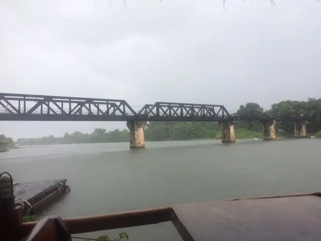 クウェー川鉄橋 雨