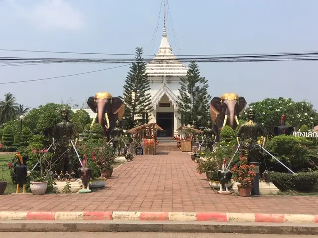 ピチット ワットポープラタップチャーン　白い寺院