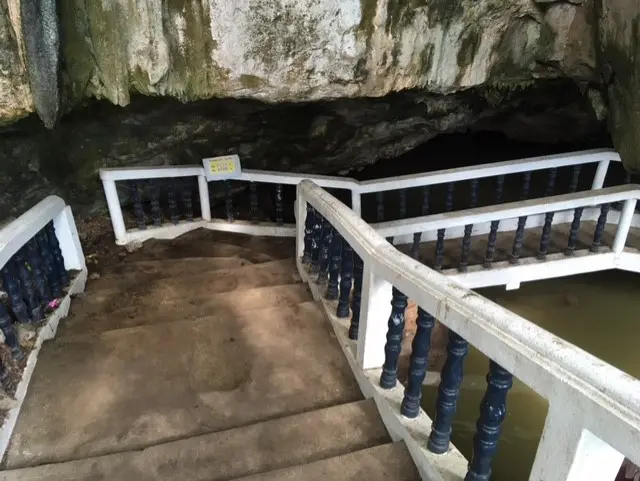 ラーチャブリー県 ワットタムナム 入口下り階段