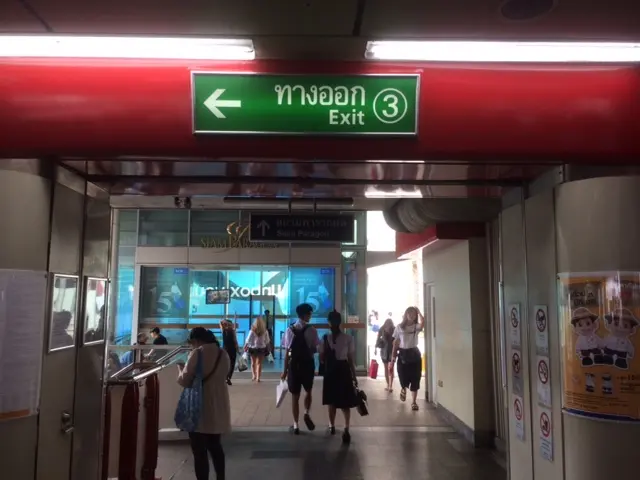 サイアムパラゴン BTSサイアム駅　3番出口