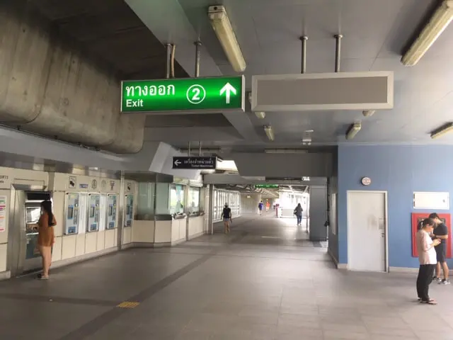 ワットパクナム　BTSタラートプルー駅　２番出口