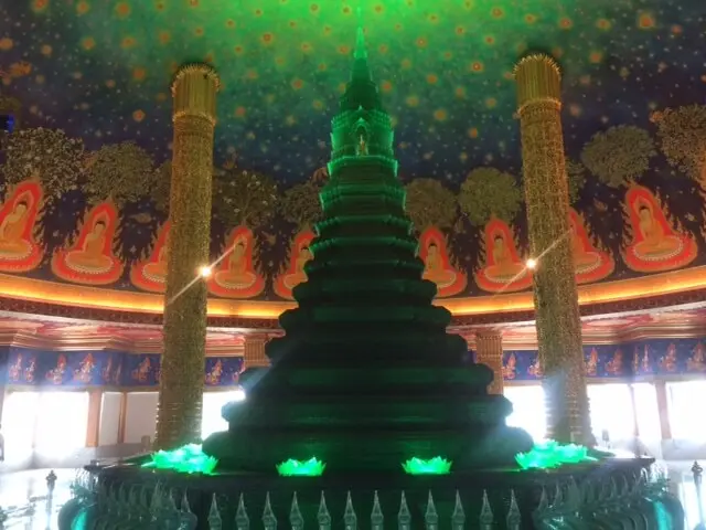 ワットパクナムの緑ガラス仏塔