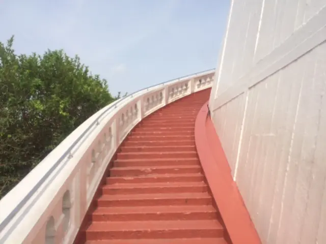 ワットサケット　階段