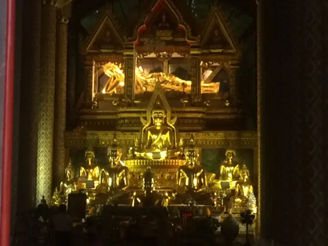 ウボンラチャタニー ワットプラタートノーンブア　黄金の仏像