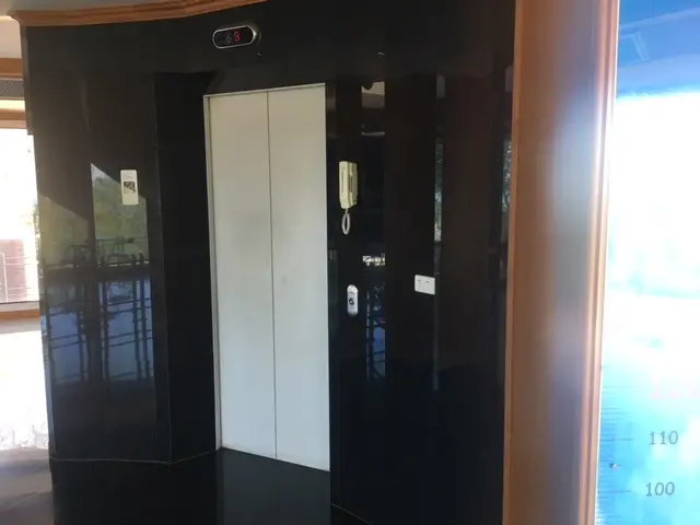 ナコンサワンタワー エレベーター