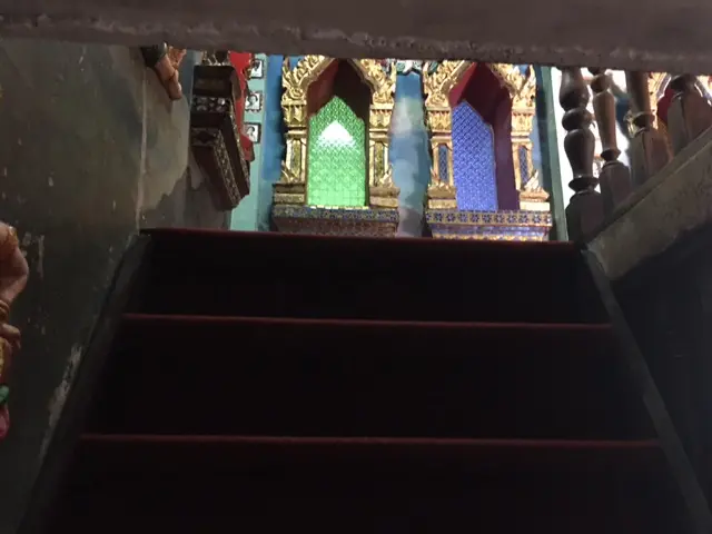 パトゥムターニー　ワットプートウドム　天国ゾーン　階段