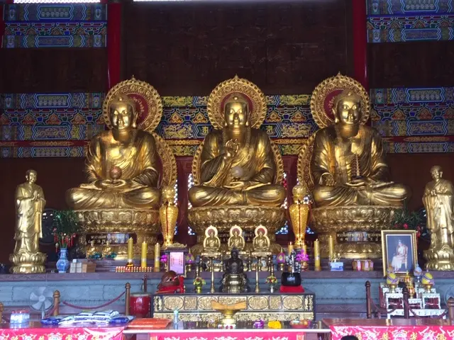 ノンタブリー ワットボロムラチャ 本堂３体の仏像