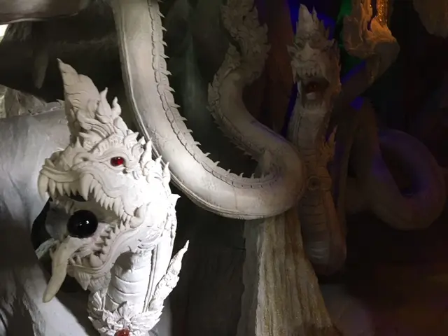 ナコンナヨック ワットマニーウォン 洞窟内竜の彫刻