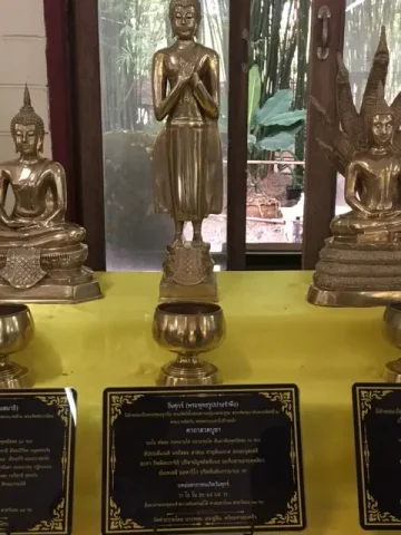 タイ 金曜日の仏像