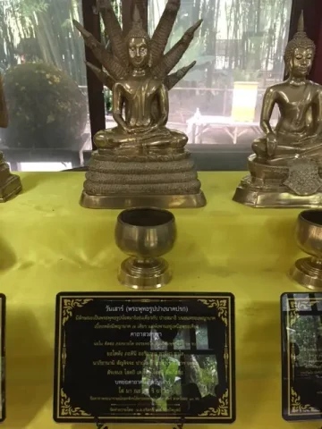 タイ 土曜日の仏像