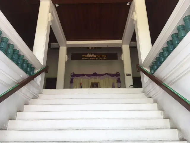 ロッブリー ナーラーイ国立博物館 Phiman Mongkut Pavilion階段