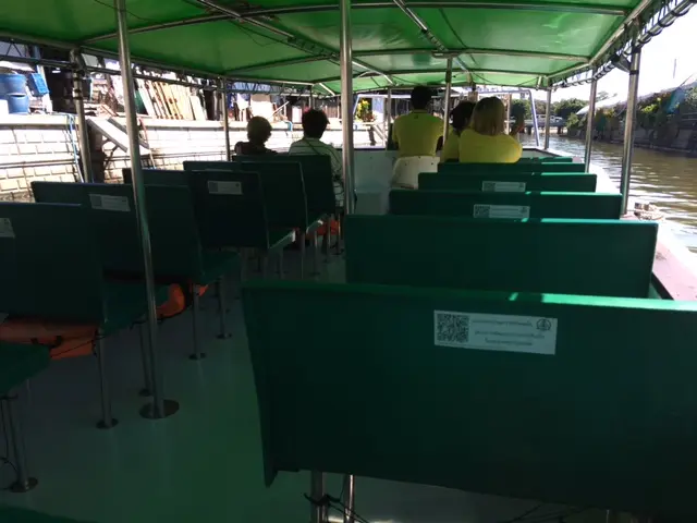 パドゥン・クルンカセーム運河ボート 船内座席