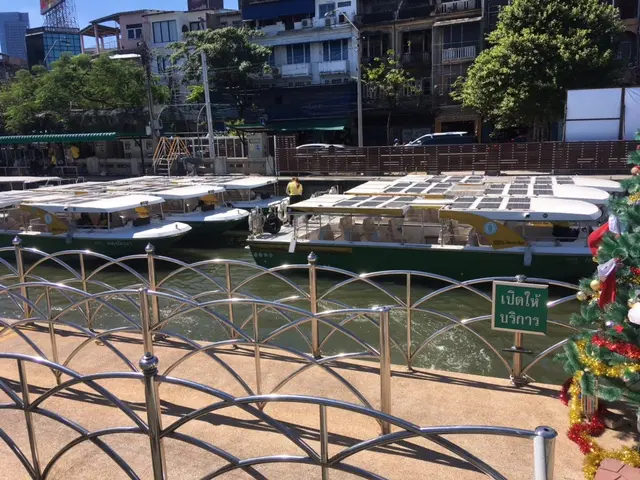 パドゥン・クルンカセーム運河ボート ソーラーパネル