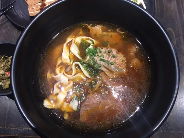 バンコク 台湾料理 東門 牛肉麺