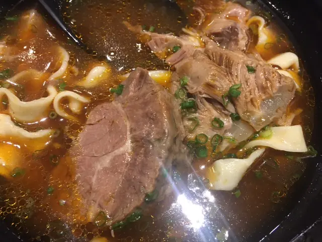 バンコク 台湾料理 東門 牛肉麺 具材