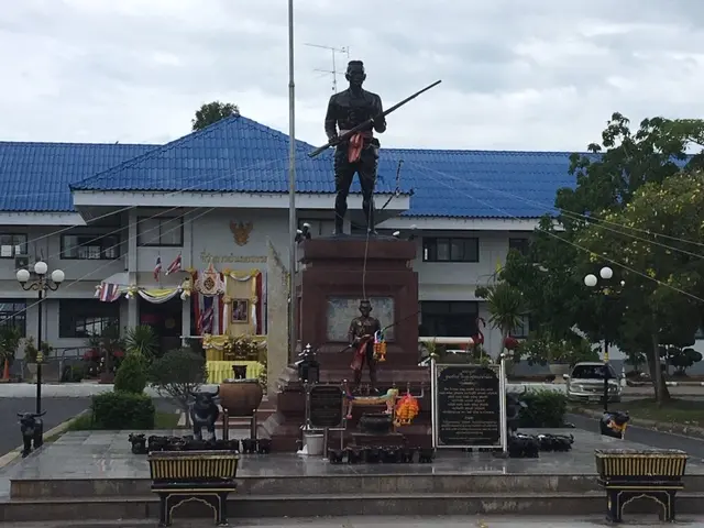 チャイナート県 クンサン記念碑（Khun San Statue）