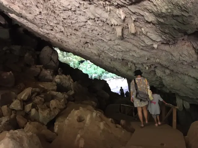 プラヤーナコーン洞窟 洞窟入口の急階段