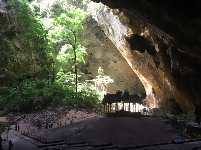 プラヤーナコーン洞窟 階段から撮影