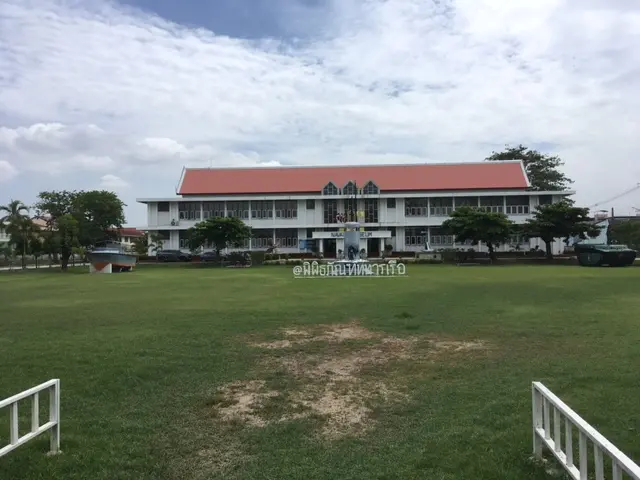 海軍博物館入口からみた博物館建物