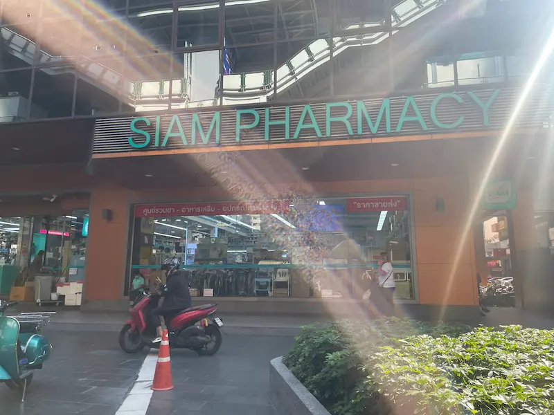 ワンバンコク無料シャトルバスのバス停目印「SIAM PHARMACY」