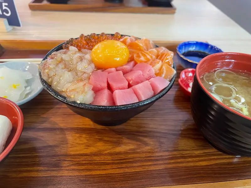 おまかせ丼 横から見た4オーシャン丼
