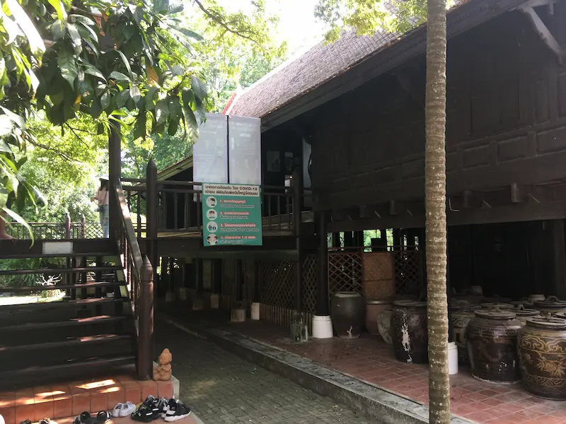 ワットカノーン・ナンヤイ博物館入口の階段