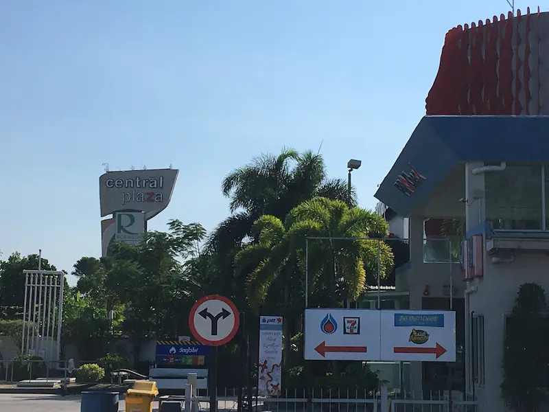 コックローイ水上市場からみるセントラルプラザ・ラヨーン