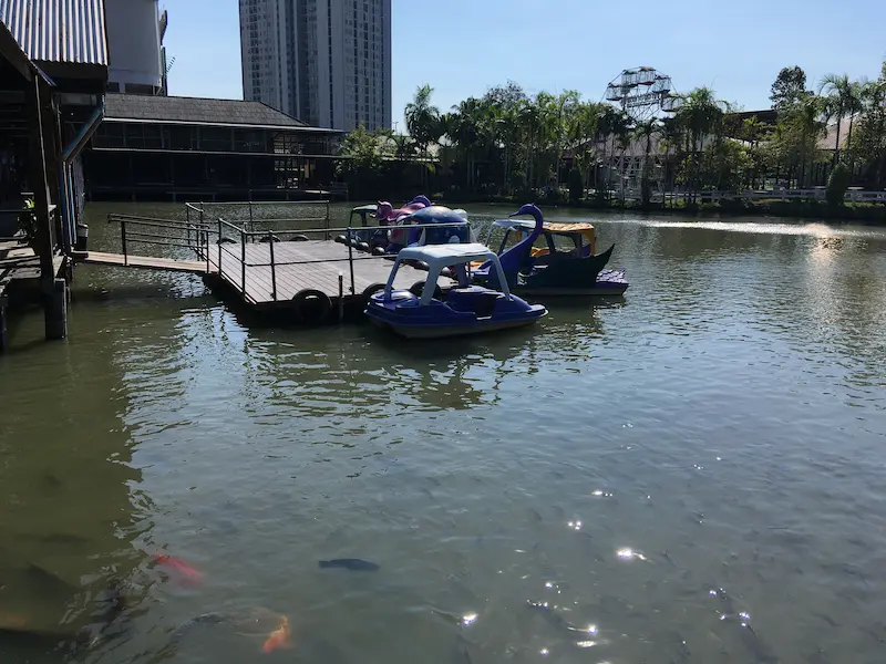 コックローイ水上市場敷地内にある湖