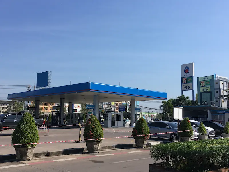 コックローイ水上市場からみるPTT（ガソリンスタンド）