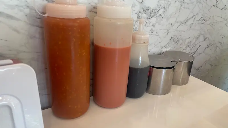 スキ・ティーノーイ ソース（左から「オリジナル・スキソース」「トラディショナル・スキソース」「ゆず・ポン酢」「青唐辛子」「ニンニク」）